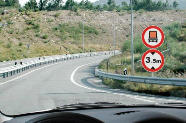 Os veículos pesados podem seguir em frente? — pergunta R9Q0187 do exame de código IMT