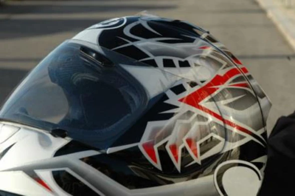 Um bom capacete de protecção deve possuir canais de ventilação que permitam a saída do ar que nele entra? — pergunta R9Q0188 do exame de código IMT