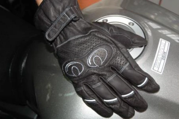 As luvas adequadas à condução de motociclos devem ser sempre utilizadas pelos seus condutores? — pergunta R9Q0191 do exame de código IMT