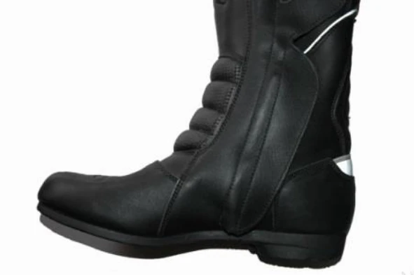Apenas os condutores de motociclos com potência igual ou superior a 35 Kw devem utilizar botas de protecção. Concorda com esta afirmação? — pergunta R9Q0197 do exame de código IMT