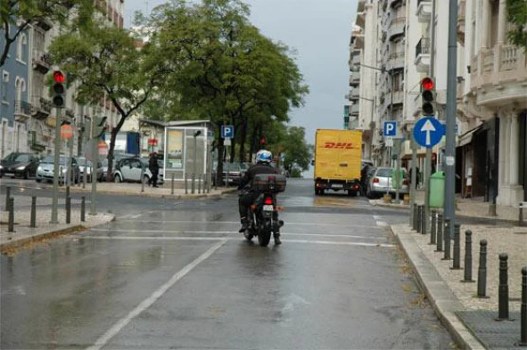 No momento em que o condutor pára o motociclo e coloca o pé no chão, o piso molhado pode constituir risco acrescido de queda? — pergunta R9Q0199 do exame de código IMT