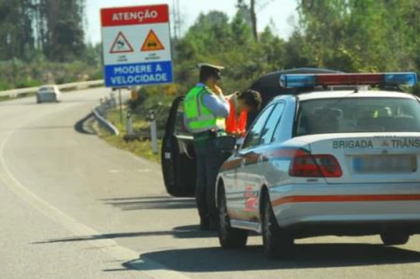 As ordens dos agentes de autoridade prevalecem sobre as regras de trânsito? — pergunta R9Q0208 do exame de código IMT