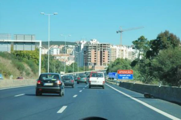 Nos motociclos com carro lateral alguém está dispensado de usar capacete de protecção? — pergunta R9Q0213 do exame de código IMT