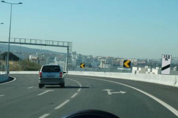 O sinal de fundo branco indica aproximação de uma saída a 150 metros. Concorda com esta afirmação? — pergunta R9Q0218 do exame de código IMT