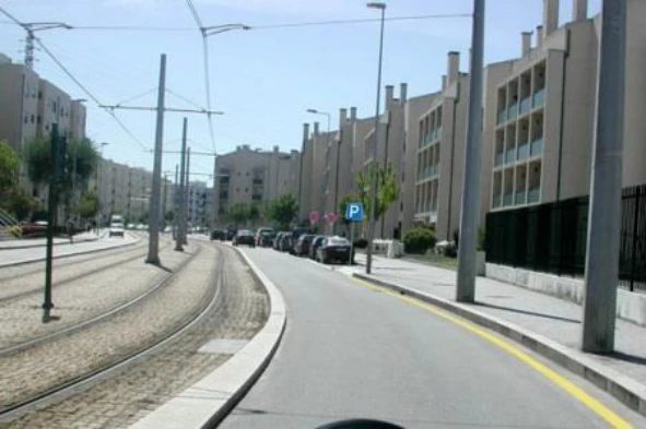 Posso estacionar o meu veículo no preciso local onde me encontro? — pergunta R9Q0220 do exame de código IMT