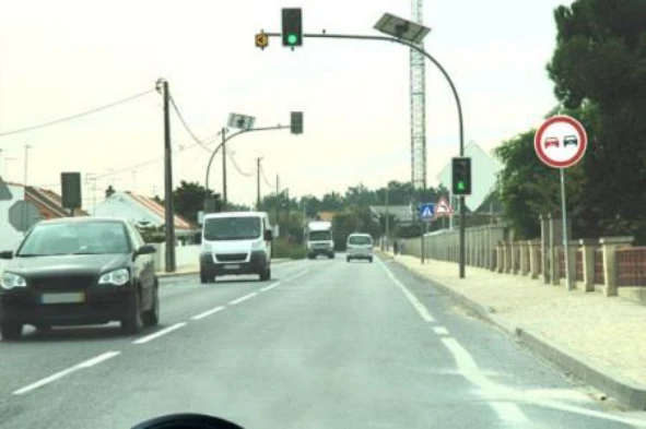 A sinalização luminosa permite-me mudar de direcção à esquerda? — pergunta R9Q0224 do exame de código IMT