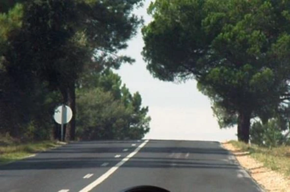 A manobra de inversão do sentido de marcha é sempre proibida nas lombas? — pergunta R9Q0230 do exame de código IMT