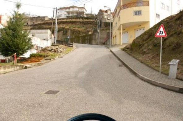 Posso realizar a manobra de inversão do sentido de marcha neste cruzamento de visibilidade reduzida? — pergunta R9Q0235 do exame de código IMT