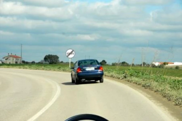 Posso efectuar a manobra de ultrapassagem neste local? — pergunta R9Q0237 do exame de código IMT