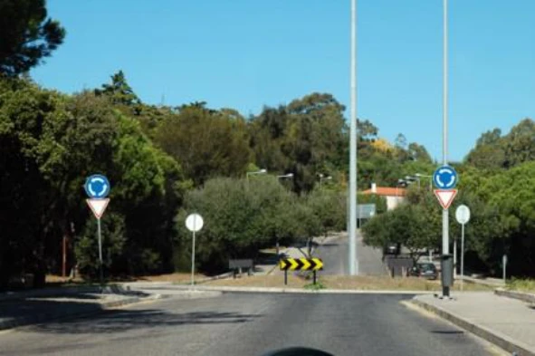 Estou obrigado a moderar a velocidade do meu veículo ao circular numa rotunda? — pergunta R9Q0252 do exame de código IMT
