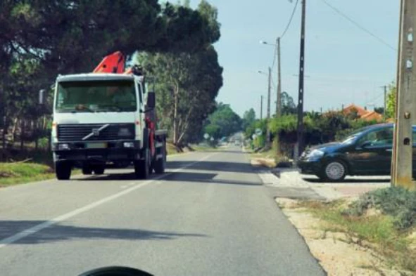 O condutor do veículo que se encontra a sair do caminho particular tem prioridade de passagem? — pergunta R9Q0257 do exame de código IMT