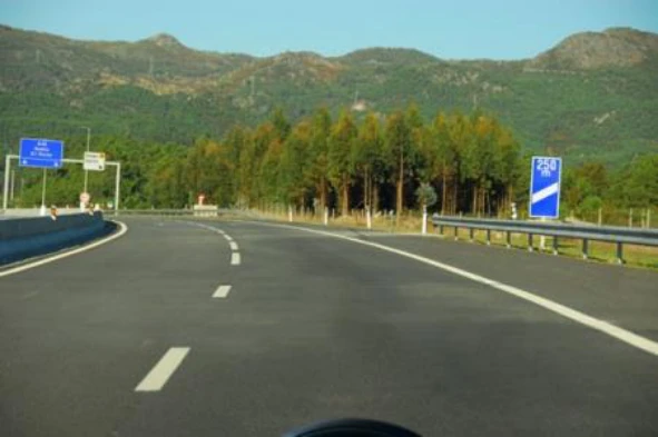 Ao circular numa auto-estrada congestionada devo deixar a berma livre de modo a permitir a passagem dos veículos prioritários? — pergunta R9Q0258 do exame de código IMT