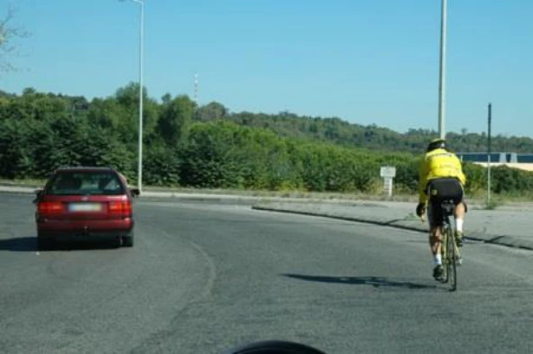O ciclista que circula nesta rotunda deve ceder a passagem a todos os veículos a motor que nela pretendam entrar? — pergunta R9Q0260 do exame de código IMT