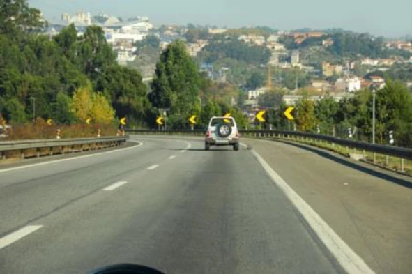 Sendo titular de carta de condução da categoria B, posso atrelar ao meu veículo algum reboque? — pergunta R9Q0264 do exame de código IMT