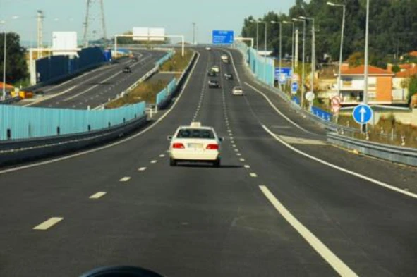 Posso transpor os separadores de trânsito existentes nesta via pública? — pergunta R9Q0266 do exame de código IMT