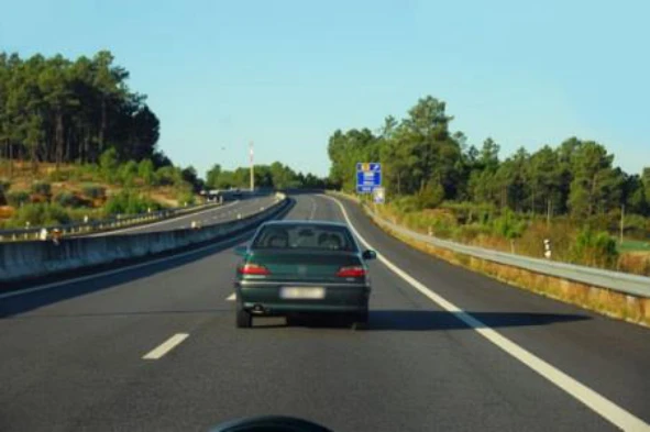 O documento que habilita a condução de um triciclo de cilindrada superior a 50 cm3 designa-se carta de condução. Concorda com esta afirmação? — pergunta R9Q0269 do exame de código IMT
