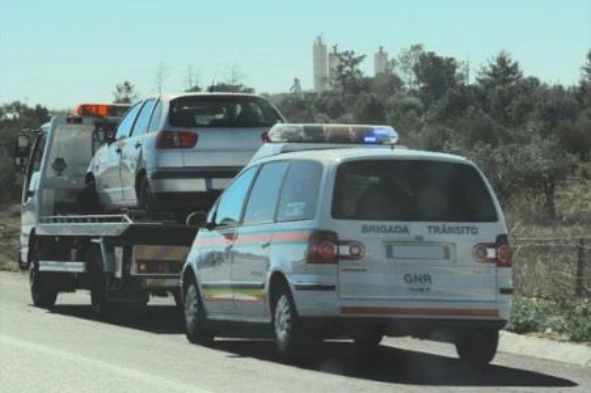 Um condutor que tenha sido condenado por conduzir sob a influência de substâncias psicotrópicas pode conduzir algum veículo a motor durante o período da inibição? — pergunta R9Q0272 do exame de código IMT