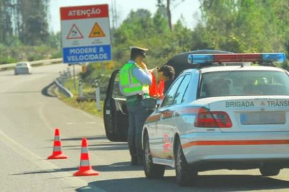 Se de um acidente resultarem feridos estou obrigado a aguardar a chegada de agente de autoridade? — pergunta R9Q0282 do exame de código IMT