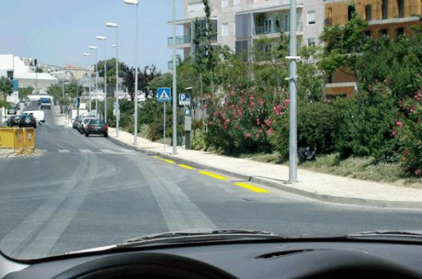Posso estacionar junto à marca rodoviária amarela. — pergunta R9Q0287 do exame de código IMT