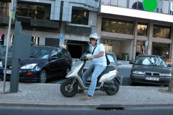 Os veículos de duas rodas podem, tal como este veículo, transitar em cima do passeio? — pergunta R9Q0296 do exame de código IMT