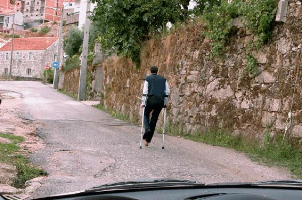 Um peão que tenha algum tipo de deficiência merece, da parte do condutor, uma consideração especial? — pergunta R9Q0297 do exame de código IMT