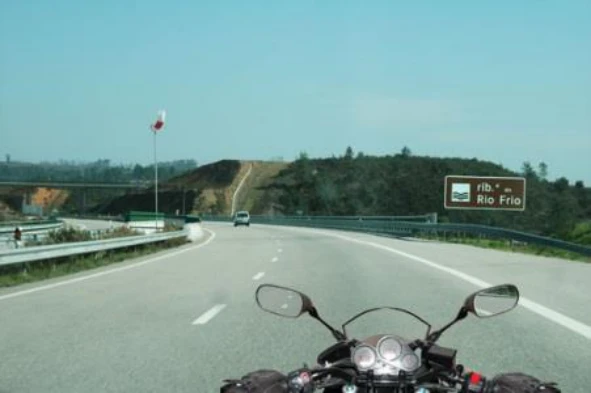 No verão um motociclista não deve utilizar um capacete integral ou fechado. Concorda com esta afirmação? — pergunta R9Q0307 do exame de código IMT