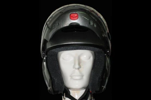 Um capacete de protecção não perde com o tempo as suas características de resistência e absorção de impacto. Concorda com esta afirmação? — pergunta R9Q0308 do exame de código IMT