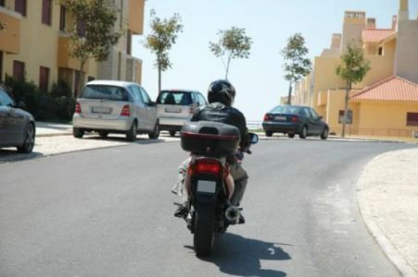 O Código da Estrada sanciona a utilização incorrecta do capacete de protecção? — pergunta R9Q0309 do exame de código IMT