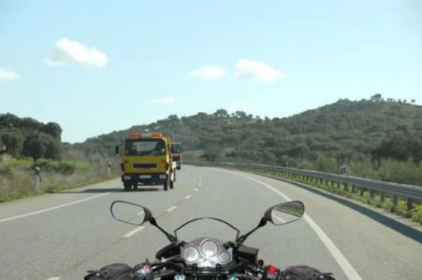 Pelas características desta via pública posso afirmar que circulo numa auto-estrada? — pergunta R9Q0319 do exame de código IMT