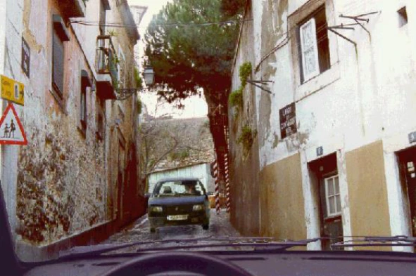 Encontramo-nos a distâncias idênticas do local onde o cruzamento é possível. Deverá o outro condutor recuar? — pergunta R9Q0334 do exame de código IMT