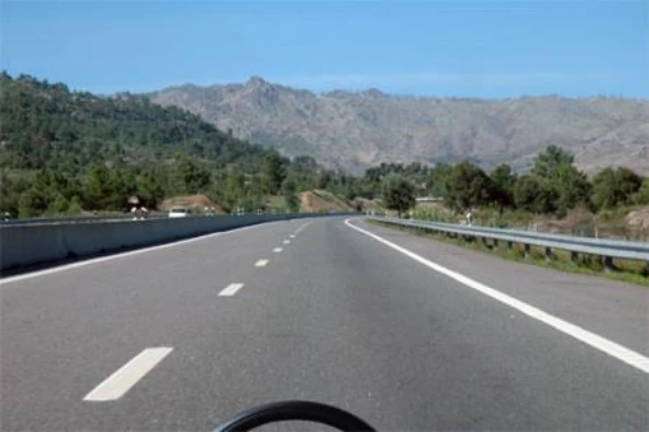 Onde é que os automóveis ligeiros com reboque estão proibidos de circular a velocidade máxima superior a 80 km/h? — pergunta R9Q0340 do exame de código IMT