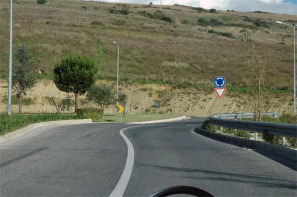 Havendo boas condições de visibilidade, onde é que a paragem e o estacionamento são proibidos? — pergunta R9Q0342 do exame de código IMT