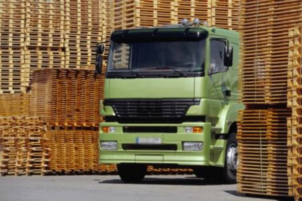 Para que a carga máxima dum veículo fique bem distribuída, é necessário que o centro de gravidade da carga fique situado: — pergunta R9Q0351 do exame de código IMT
