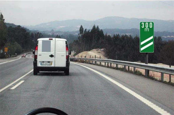 A cor verde do sinal à minha direita indica-me que circulo: — pergunta R9Q0377 do exame de código IMT