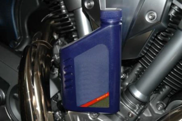 A que nível o óleo do motor dos motociclos se deve manter? — pergunta R9Q0381 do exame de código IMT
