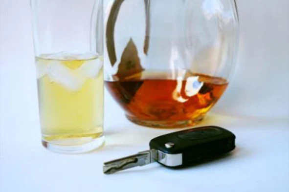 Os condutores de veículos pesados de transporte de mercadorias devem saber que, durante a condução, com uma taxa de álcool no sangue igual ou superior a 0,2 g/l e inferior a 0,5 g/l, incorrem: — pergunta R9Q0384 do exame de código IMT