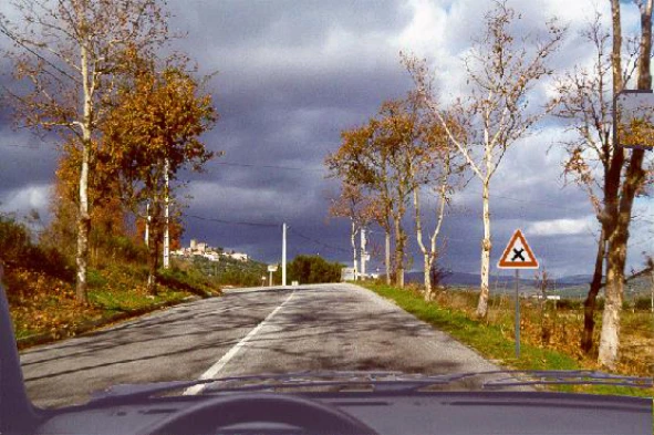 Aproximo-me de um cruzamento ou entroncamento onde: — pergunta R9Q0390 do exame de código IMT