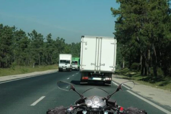 Pretendendo ultrapassar o automóvel pesado que circula à minha frente devo ter em atenção que: — pergunta R9Q0395 do exame de código IMT