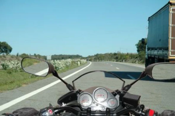 Durante a manobra de ultrapassagem a um automóvel pesado, o condutor de um motociclo, deve ter em consideração que: — pergunta R9Q0396 do exame de código IMT